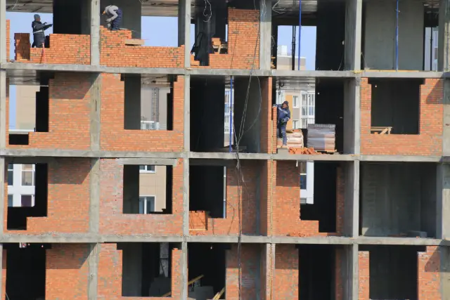 Clădire în construcție cu structură din beton și zidărie din cărămidă