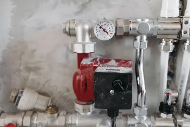 Distribuitor pentru încălzire în pardoseală cu pompă de circulație