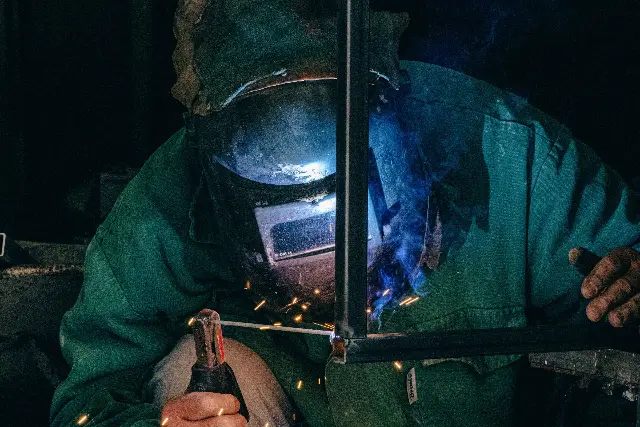 Sudor lucrând la o confecție metalică